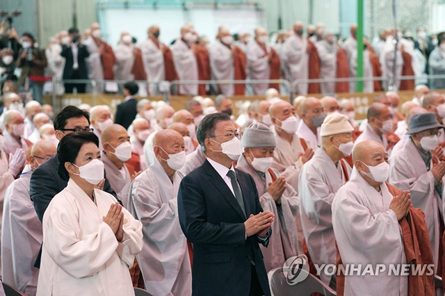 문재인 대통령과 김정숙 여사가 30일 서울 종로구 조계사에서 열린 대한불교조계종 제15대 종정 ‘중봉 성파 대종사’ 추대 법회에서 합장하고 있다. (출처: 연합뉴스)