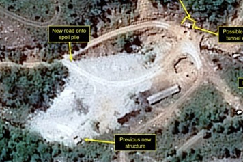 지난 21일 찍힌 풍계리 일대의 위성사진을 보면 서쪽 갱도 인근에 새로운 대피소가 설치되어 있는 것을 알 수 있다. 2018.5.23(출처: 연합뉴스)