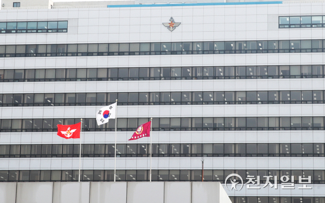 [천지일보=박준성 기자] 윤석열 대통령 당선인이 대통령 집무실을 청와대에서 국방부 청사로 이전하는 방안을 적극 검토 중인 것으로 알려졌다. 당초 ‘광화문 정부청사 집무실-총리공관 관저’ 마련 방안이 유력했지만 경호 문제와 교통 등의 이유로 국방부 청사 집무실 카드가 급부상하는 양상이다. 사진은 16일 오후 서울 용산구 국방부 청사 모습. ⓒ천지일보 2022.3.16