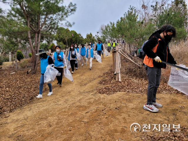 31일 진주시와 ‘그린 협약’을 맺은 혁신도시 이전 공공기관 임직원들이 귀곡동 ‘진양호물빛길’에서 봄맞이 환경정화 봉사활동을 펼치고 있다. (제공: 진주시) ⓒ천지일보 2022.3.31