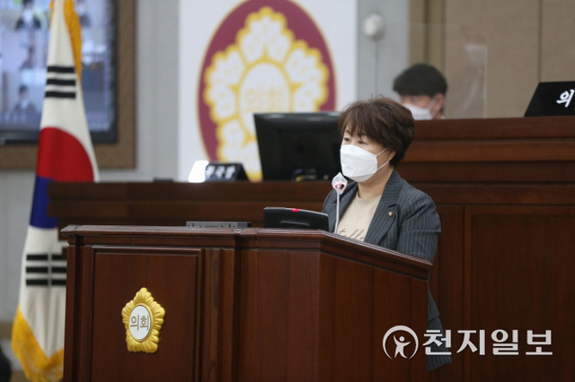최영옥 수원시의회 의원이 1일 여성가족부 폐지 반대 결의안에 대해 발의하고 있다. (제공: 수원시의회) ⓒ천지일보 2022.4.1