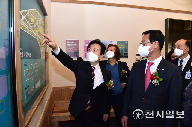 조규일 진주시장(왼쪽)과 이상영 시의회 의장이 ‘일호광장 진주역’ 개관식을 마치고 전시장인 시설 내부를 둘러보고 있다. (제공: 진주시) ⓒ천지일보 2022.4.2