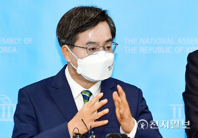 [천지일보=박준성 기자] 새로운물결 김동연 대표가 29일 오전 서울 여의도 국회 소통관에서 열린 정치교체 추친을 위한 기자회견을 마친 뒤 취재진의 질의에 답하고 있다. ⓒ천지일보 2022.3.29