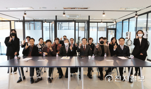 HWPL 서울경기남부지부(지부장 정회현)와 학교폭력예방문화단체협회(ACOVY, 대표 양창영)가 2일 자유와 평화와 사랑을 위한 양해각서(MOU) 협약식을 체결한 가운데 참석자들이 우리는 하나라는 의미로 “We are one!”을 외치고 있다. (제공: HWPL 서울경기남부지부) ⓒ천지일보 2022.4.2