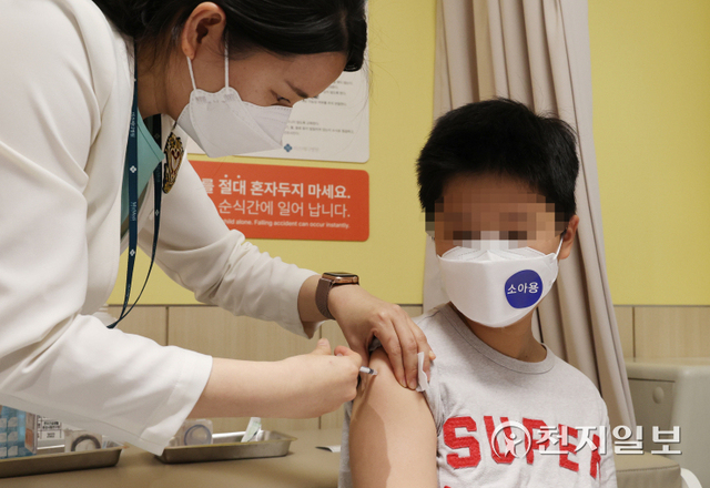 [천지일보=남승우 기자] 만 5∼11세 소아·아동에 대한 화이자 코로나19 백신 접종이 시작된 31일 서울 강서구 미즈메디 병원 소아청소년과에서 한 어린이가 백신을 맞고 있다. 한편 방역당국에 따르면 이날 신종 코로나바이러스 감염증(코로나19) 신규 확진자는 32만 743명으로 집계됐다. (사진공동취재단) ⓒ천지일보 2022.3.31
