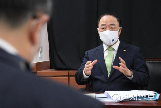 홍남기 경제부총리 겸 기획재정부 장관이 24일 서울 광화문 정부서울청사에서 대외경제 현안을 종합점검. 조율하기 위해 관계장관회의(녹실회의)를 주재하고 있다. (제공: 기획재정부) ⓒ천지일보 2022.3.24