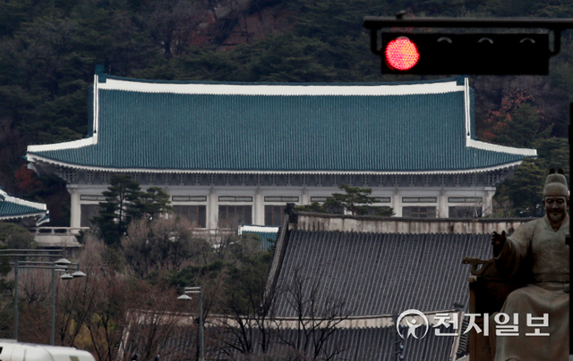 [천지일보=박준성 기자] 대통령 집무실 이전과 인사권 문제 등으로 촉발된 신구 권력 사이 갈등이 전방위로 확산하면서 악화 일로를 걷고 있다. 새 대통령 집무실을 용산 국방부 청사로 이전을 두고 청와대가 안보 공백 우려를 표하며 용산 이전 비용 지출 거부로 갈등이 수면 위로 드러났다. 최근에는 윤석열 당선인과 문재인 대통령은 한은 총재와 감사위원 임명권, 검찰 지휘통제권 등으로 갈등을 빚으면서 신구 권력 충돌이 격화되고 있다. 26일 오후 서울 도심에서 바라본 청와대 전경. ⓒ천지일보 2022.3.26