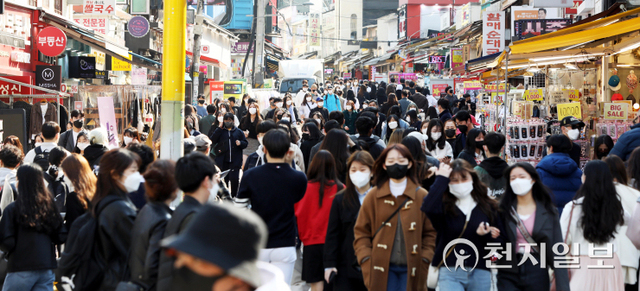 [천지일보=남승우 기자] 오는 4일부터 2주간 일부 완화된 사회적 거리두기가 적용되는 가운데 주말인 2일 오후 서울 마포구 홍대거리가 북적이고 있다. ⓒ천지일보 2022.4.2