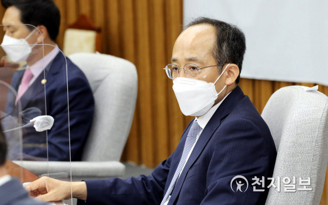 [천지일보=박준성 기자] 국민의힘 추경호 원내수석부대표가 25일 서울 여의도 국회에서 열린 원내대책회의에 참석하고 있다. (제공: 국민의힘) ⓒ천지일보 2021.5.25