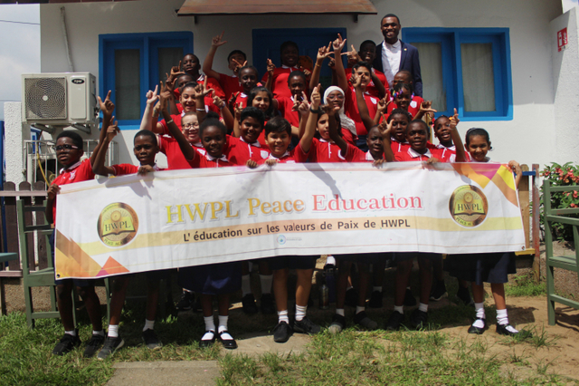 2019년 12월 13일 코트디부아르 평화교육에 참가한 학생들이 교육 프로그램을 진행한 뒤 기념사진을 찍고 있다. (제공: HWPL)