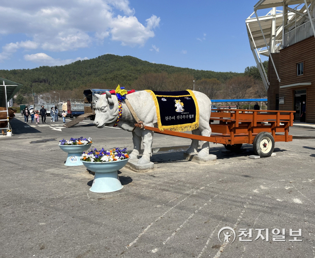 진주시 판문동 전통소싸움경기장으로 이전한 소싸움 발원지 기념 소 석상. (제공: 진주시) ⓒ천지일보 2022.4.4
