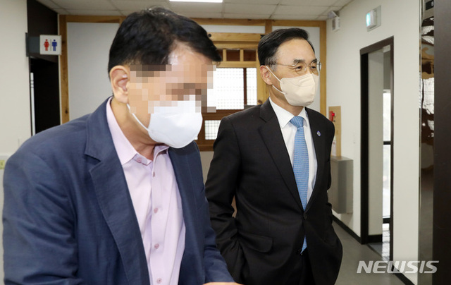 [부산=뉴시스] 차정인(오른쪽) 부산대 총장이 5일 오후 부산 금정구 부산대 대학본부 교무회의장으로 들어가고 있다. 부산대는 이날 교무회의를 통해 조국 전 법무부 장관 딸 조민씨의 의학전문대학원 입학취소 여부 최종 결정을 위한 안건을 심의한다. 2022.04.05.