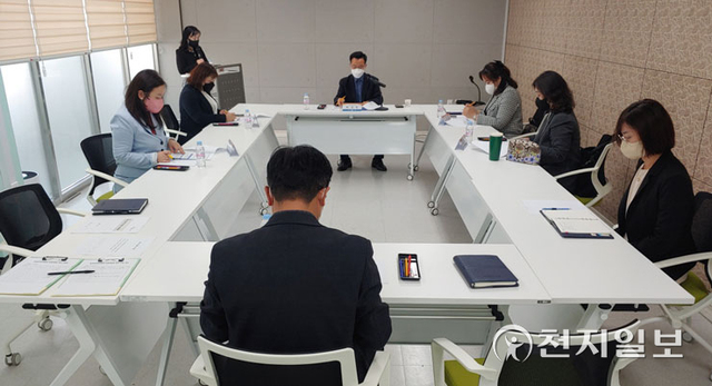 안성시가 6일 경기 안성시 금산동 미래교육지원센터 회의실에서 안성시 범교육 혁신위원회 운영위원회를 진행하고 있다. (제공: 안성시) ⓒ천지일보 2022.4.6