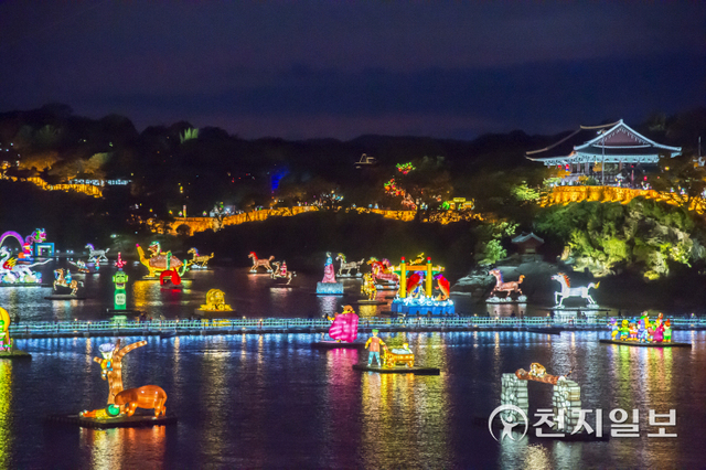‘진주남강유등축제’ 기간 진주성을 배경으로 남강 위에 대형유등이 펼쳐져 있다. (제공: 진주시) ⓒ천지일보 2021.12.1