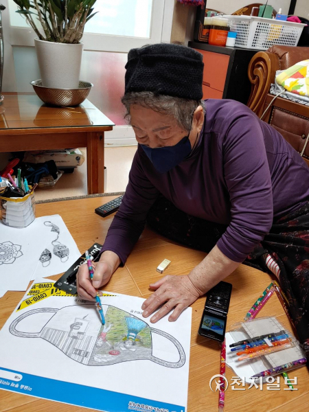 천안시노인종합복지관이 노인 고독감과 우울감 예방을 위한 노인맞춤 돌봄서비스 중 미술프로그램을 진행해 어르신이 연습 도안에 그림을 그리고 있다. (제공: 천안시) ⓒ천지일보 2022.4.7