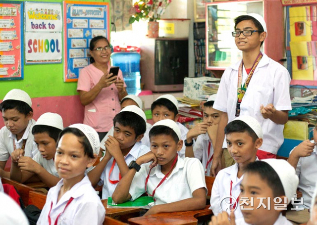 민다나오 코타바토시 지역에서 HWPL 평화교재로 수업을 듣고 있는 중등학교 학생들. (제공: HWPL) ⓒ천지일보 2022.4.8