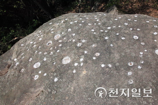 구암대(龜巖臺) 바위 면에서 발견된 선사시대 암각화 ‘성혈’ 모습. (제공: 하동군) ⓒ천지일보 2022.4.8