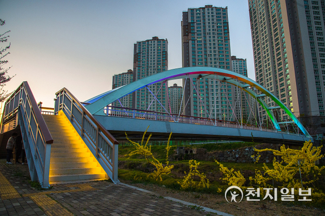 경관조명 설치를 마친 진주시 판문천 보행교. (제공: 진주시) ⓒ천지일보 2022.4.8