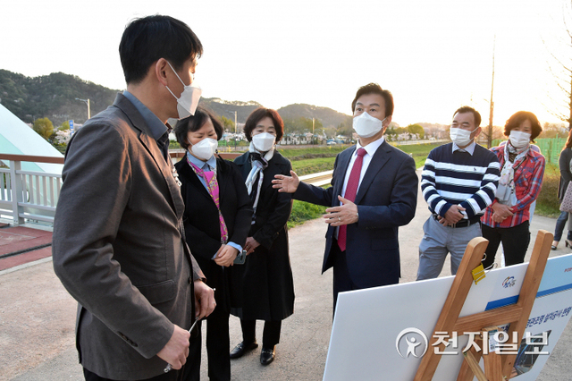조규일 진주시장을 비롯한 관계자들이 준공된 보행교를 방문해 경관조명시설 전반을 점검하고 있다. (제공: 진주시) ⓒ천지일보 2022.4.8