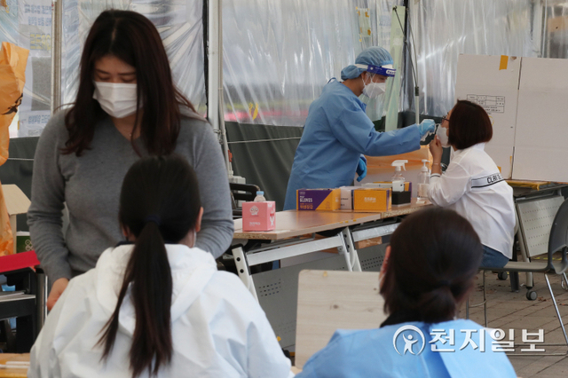 [천지일보=박준성 기자] 신종 코로나바이러스 감염증(코로나19) 확진자가 18만 5566명을 기록한 9일 오전 서울 중구 서울시청 광장에 마련된 선별검사소를 찾은 시민들이 신속항원검사를 받고 있다. ⓒ천지일보 2022.4.9