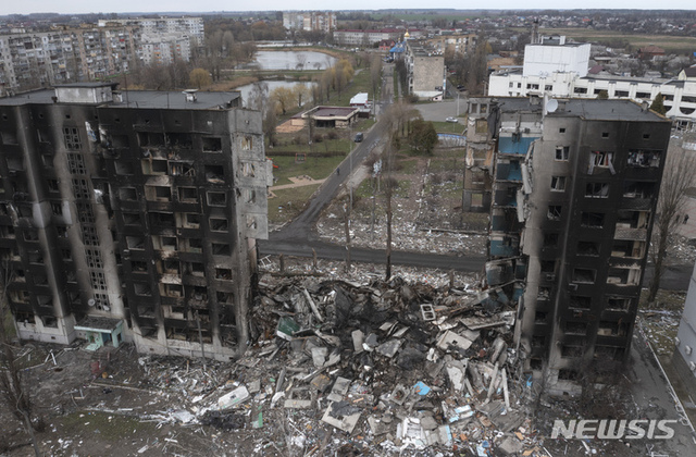 [보로디안카=AP/뉴시스] 6일(현지시간) 우크라이나 보로디안카 중앙 광장에 있던 아파트 건물이 러시아군의 포격으로 심하게 파괴돼 있다.