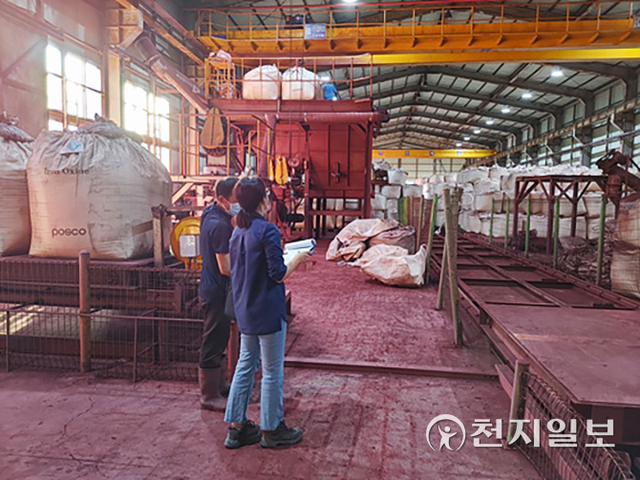 하동군 환경오염물질 배출사업장 점검 모습. (제공: 하동군) ⓒ천지일보 2022.4.11