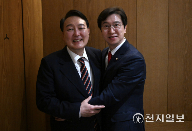 윤석열 대통령 당선인 대통령직인수위원회 상임 기획위원에 임명된 강민국 국회의원(오른쪽). ⓒ천지일보 2022.4.12