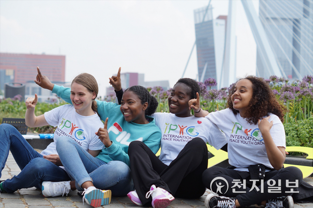 2019년 5월 18일 네덜란드에서 ‘세계의 평화를 부른다’는 주제로 열린 평화걷기대회에 참석한 IPYG 회원들과 참석자들. ⓒ천지일보 2022.4.12 (제공: HWPL)