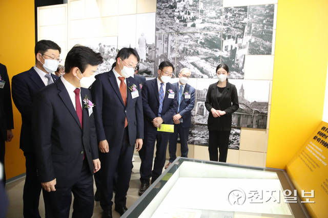 12일 김현준 LH사장과 조규일 진주시장 등 관계자들이 이날 개관한 주택도시역사관을 관람하고 있다. (제공: LH) ⓒ천지일보 2022.4.12