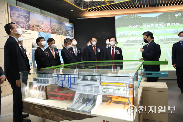 12일 김현준 LH사장과 조규일 진주시장 등 관계자들이 이날 개관한 주택도시역사관을 관람하고 있다. (제공: LH) ⓒ천지일보 2022.4.12