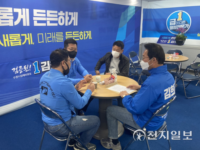 김희겸 수원시장 예비후보가 지난 13일 경기도 중고차 딜러협회 임원단과 간담회를 하고 있다. (제공: 김희겸 예비후보 선거사무소) ⓒ천지일보 2022.4.14