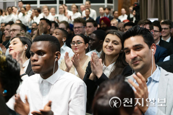 2019년 4월 2일 루마니아 펜타곤 하우스에서 열린 ‘HWPL 평화교육 포럼’에서 참석자들이 이 대표의 평화강연을 듣고 미소와 함께 박수를 치고 있다. (제공: HWPL) ⓒ천지일보 2022.4.15