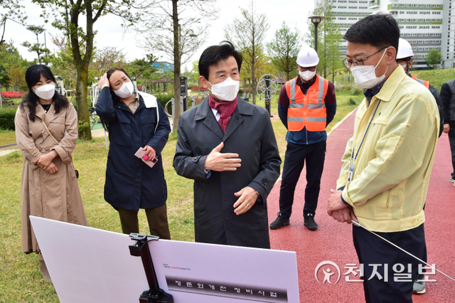 조규일 진주시장이 지난 15일 정촌면 예하리 화개천 산책로 정비사업 현장을 찾아 사업 추진사항을 점검하고 있다. (제공: 진주시) ⓒ천지일보 2022.4.17