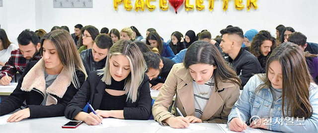 2019년 3월 26일 테토보대학 경내에서 피스레터 이벤트가 진행된 가운데 학생들이 피스레터를 작성하고 있다. (제공:HWPL) ⓒ천지일보 2022.4.17