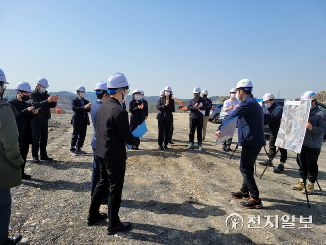 진주시 경남항공국가산업단지(진주지구) 기업인 현장 설명회 진행 모습. (제공: 진주시) ⓒ천지일보 2022.4.18