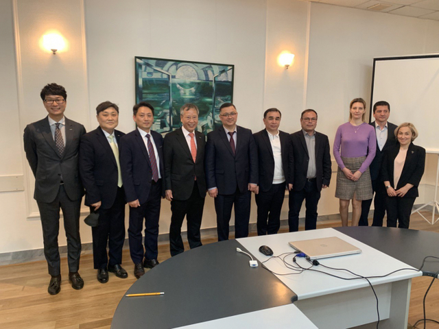 한국조폐공사는 이달 초 우즈베키스탄 조폐공사와 요판잉크 수출 확대 협의를 진행했다고 밝혔다. (사진 왼쪽 네번째 반장식 조폐공사 사장, 왼쪽 다섯번째 드주마예프 박티요르 우즈베키스탄 조폐공사 사장)