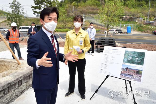 조규일 진주시장(왼쪽)이 문산읍 삼곡리에 조성 중인 ‘문산 제곡 쌈지공원’을 점검하고 있다. (제공: 진주시) ⓒ천지일보 2022.4.19