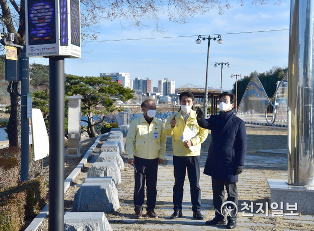 조규일 진주시장(오른쪽)이 미세먼지 상태 등이 표시되는 대기정보 표시 신호등을 점검하고 있다. (제공: 진주시) ⓒ천지일보 2021.2.9
