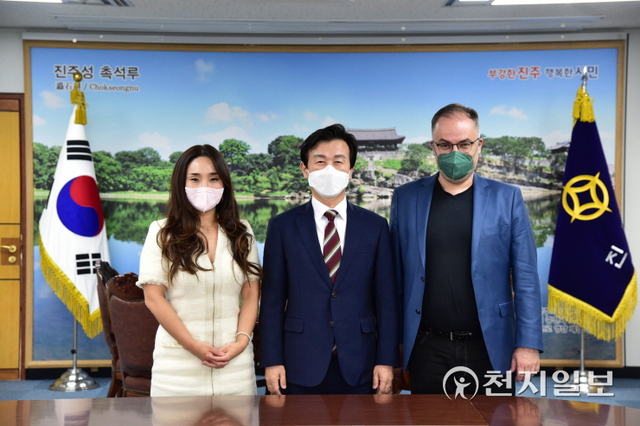 조규일 진주시장(가운데)를 비롯한 NRW 주립합창아카데미 설립자 겸 총 음악감독인 죌료 다부토비치와 정나래 NRW 지휘자가 지난 18일 한-독 청소년 문화교류 논의를 마치고 기념촬영을 하고 있다. (제공: 진주시) ⓒ천지일보 2022.4.19