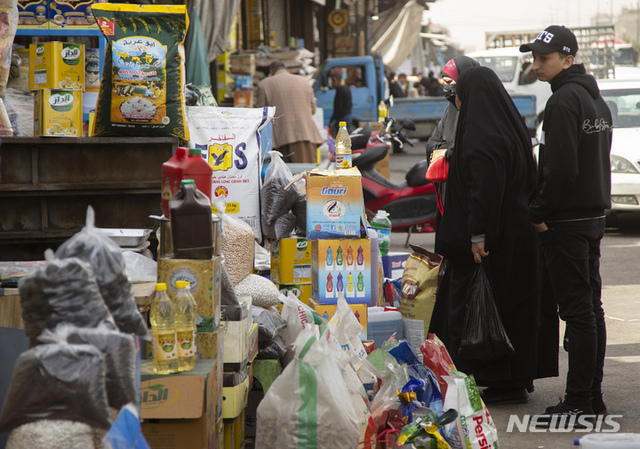 [바그다드=AP/뉴시스] 9일(현지시간) 이라크 바그다드의 자밀라 시장에서 시민들이 물건을 사고 있다. 우크라이나의 전쟁 상황으로 이라크의 식량, 연료, 건설 자재 등의 가격이 20~50% 오른 것으로 나타났다.