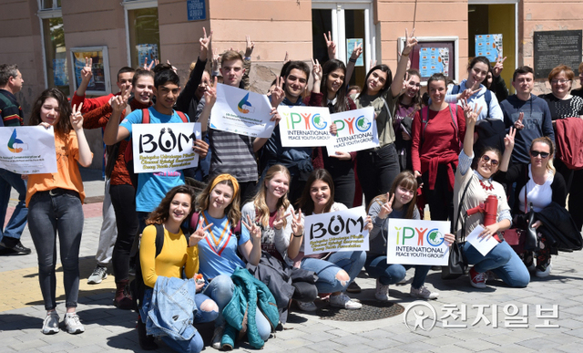 2019년 5월 20일 ‘평화와 DPCW를 위한 리벌티 스퀘어’라는 주제로 세르비아 베체이 리벌티 스퀘어에서 평화걷기대회가 열린 가운데 베체이 고등학교 교사와 학생들이 참여하고 있다. (제공: HWPL) ⓒ천지일보 2022.4.22