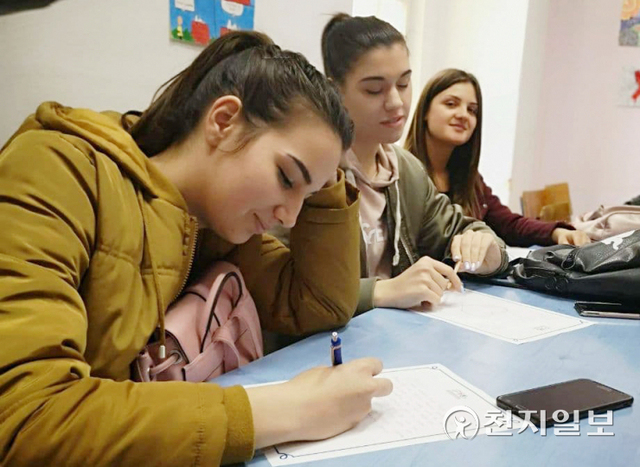 2019년 5월 16일 세르비아 베체이 고등학교에서 학생들이 DPCW 지지를 각국 대통령과 장관 등에게 요청하는 서신인 ‘피스레터’ 작성 활동에 참여하고 있다. (제공: HWPL) ⓒ천지일보 2022.4.22