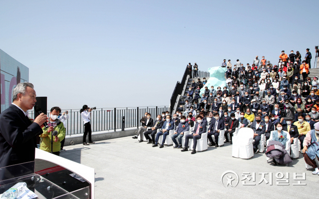 22일 하동군 플라이웨이 케이블카에서 윤상기 군수를 비롯한 관계자들이 참석한 가운데 케이블카 오픈식이 열리고 있다. (제공: 하동군) ⓒ천지일보 2022.4.22