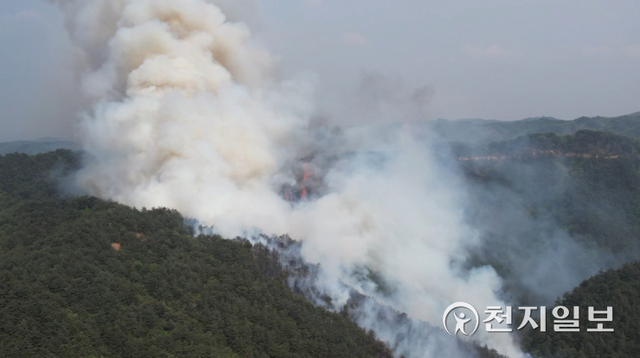 22일 오후 1시 32분께 강원 양양 현북면 원일전리에서 발생한 산불로 새하얀 연기가 피어오르고 있다. (제공: 양양군청) ⓒ천지일보 2022.4.22