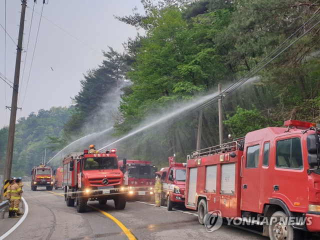 22일 오후 강원 양양군 현북면 일대에서 산불이 발생한 가운데 명지리에서 산불전문진화차량이 물을 뿌리며 진화작업을 하고 있다. (출처: 연합뉴스)