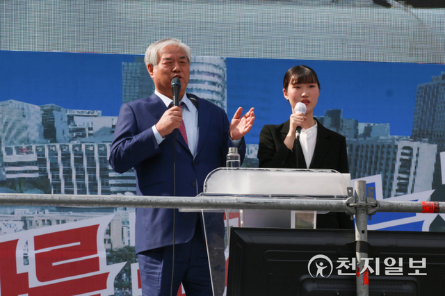 [천지일보=장원빈 수습기자] 한국기독교연합회(한기총) 전 대표회장 전광훈 목사가 23일 오후 서울 영등포구 여의도 국회 앞에서 자유통일당과 보수단체 주최로 열린 ‘검수완박(검찰 수사권 완전 박탈) 국민저항 국민대회’에서 검수완박 관련 여야 합의를 비판하고 있다. ⓒ천지일보 2022.4.23