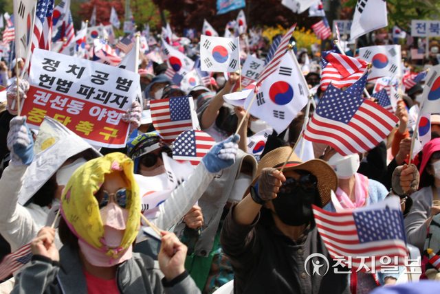 [천지일보=장원빈 수습기자] 23일 오후 서울 영등포구 여의도 국회 앞에서 한국기독교연합회(한기총) 전 대표회장 전광훈 목사가 대표로 있는 자유통일당(전 국민혁명당)과 보수단체 주최로 열린 ‘검수완박(검찰 수사권 완전 박탈) 국민저항 국민대회’에서 참가자들이 검수완박을 규탄하며 구호를 외치고 있다.  ⓒ천지일보 2022.4.23