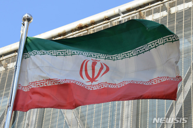 [서울=뉴시스]이란 국기. 사진은 2016년 1월 이란이 사우디아라비아와의 단교를 선언했을 당시 이란 대사관 앞 광경. 2022.04.23