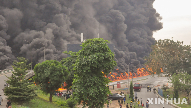 작년 1월 7일 나이지리아 라고스의 오쇼디-아파파 고속도로에서 석유 제품을 수송하던 유조차가 폭발했다. (출처: 뉴시스) 기사와 관련 없음.