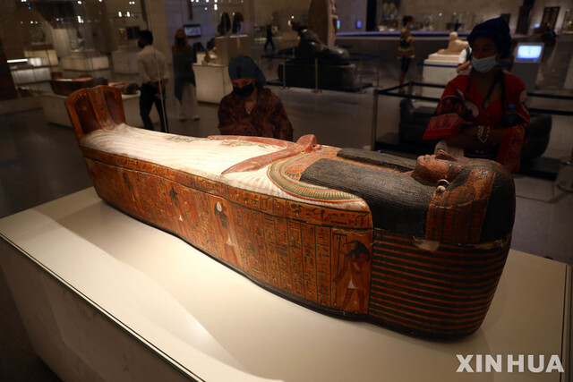 [카이로= 신화/뉴시스] 카이로 시내에서 지난 해 개관한 이집트문명박물관에 설치된 왕의 미라들을 보기 위해 관람객들이 100만명 가까이 다녀갔다. 하지만 코로나19에 이어 러-우크라이나 전쟁으로 전체 해외관람객의 45%를 차지하는 두 나라 국민의 발길이 끊겼다고 19일 이집트 관광문화부가 밝혔다. 
